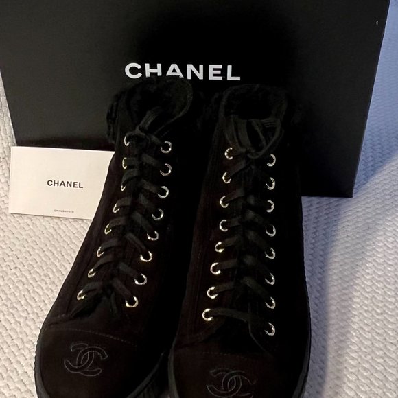 CHANEL INTERLOCKING LOGO LACE-UP BLACK SUEDE BOOTS W/ SHEARLING LINING - US 8.5 - Picture 5 of 11